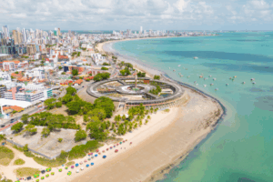 Imagem aérea de praia em João Pessoa