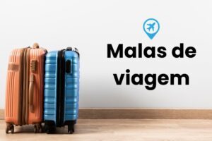 Duas malas de viagem rígidas, uma laranja e outra azul, lado a lado em um fundo claro.