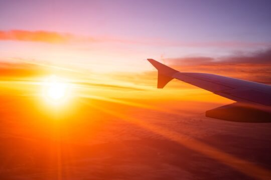 Sol e a asa de um avião