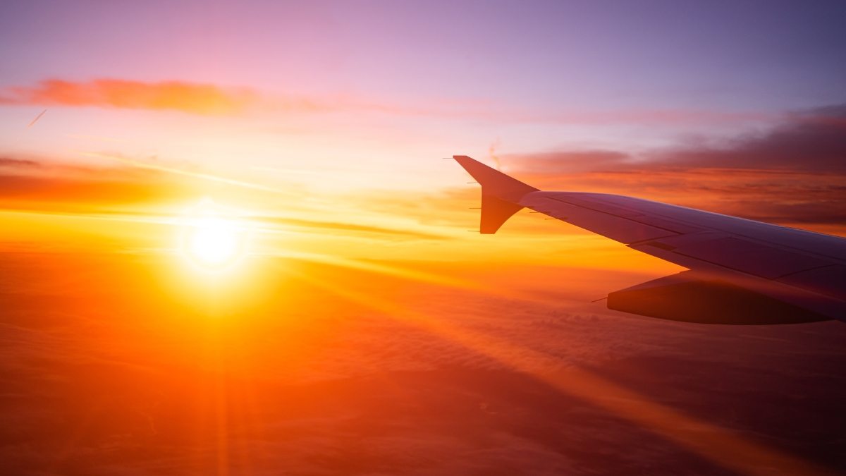 Sol e a asa de um avião