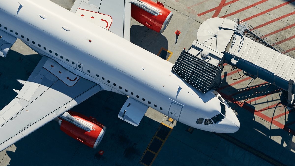 Avião conectado ao finger