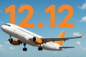 Avião branco com detalhes em laranja decolando em dia ensolarado, céu azul com poucas nuvens e pista ao fundo.