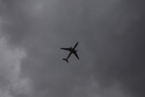 Avião em tempo ruim