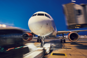 Avião no aeroporto perto do finger