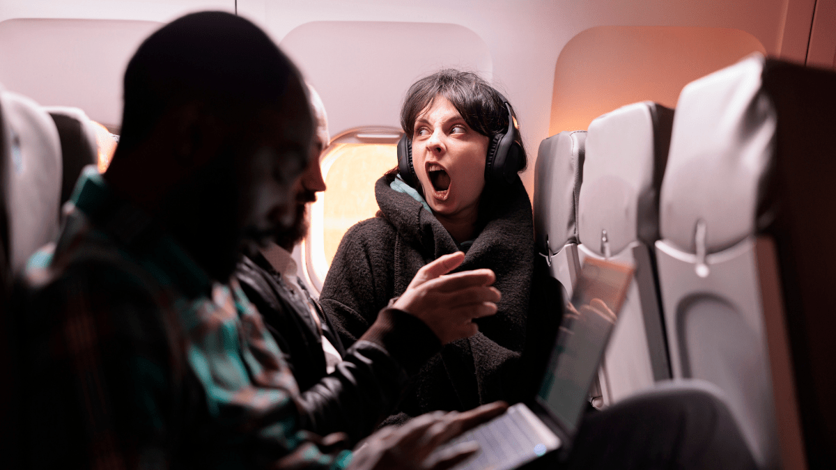 Passageira gritando dentro do avião