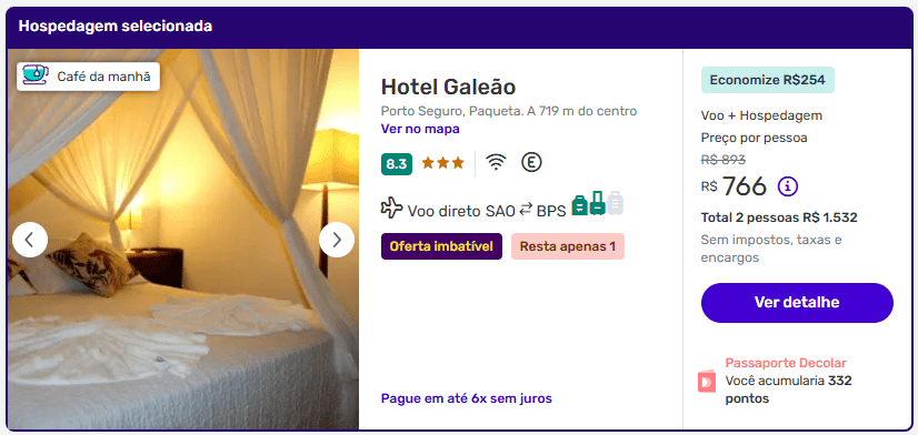 Quarto do Hotel Galéão em Porto Seguro com cama de casal e iluminação amarela