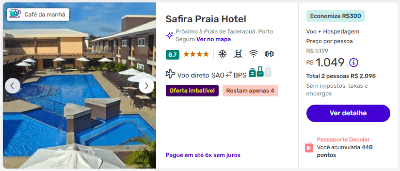 Piscina do Safira Praia Hotel em Porto Seguro com espreguiçadeiras e prédio ao fundo