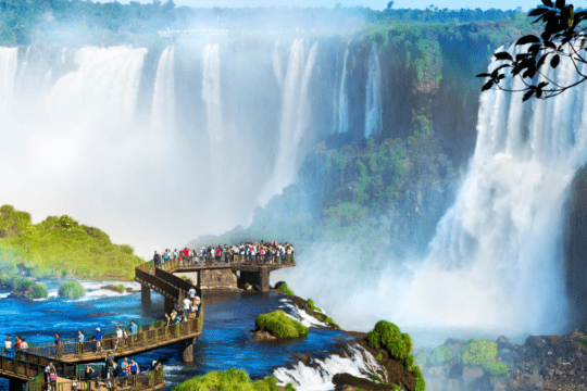Turistas nas Cataratas do Iguaçu em Foz do Iguaçu - PR