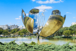 Floralis Genérica, escultura metálica em forma de flor, no bairro de Recoleta, em Buenos Aires.