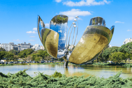 Floralis Genérica, escultura metálica em forma de flor, no bairro de Recoleta, em Buenos Aires.