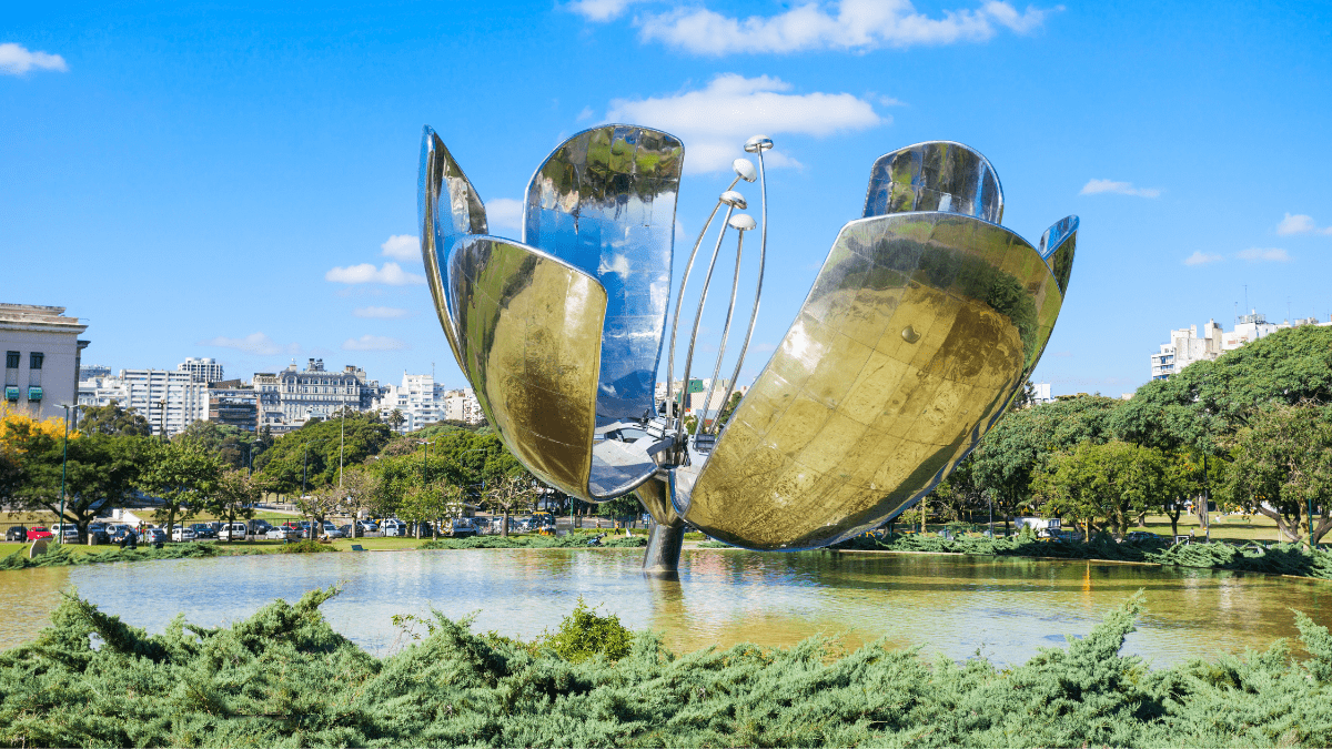 Floralis Genérica, escultura metálica em forma de flor, no bairro de Recoleta, em Buenos Aires.