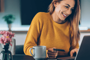 Pessoa realizando compras online em um notebook