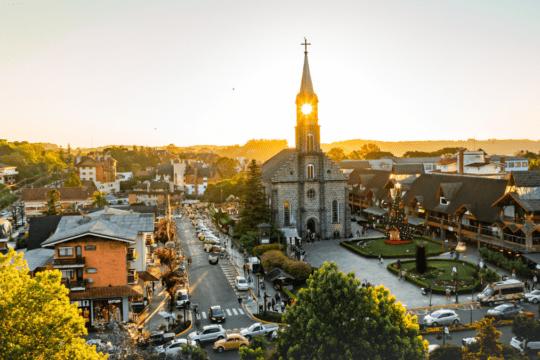 Vista aérea do centro de Gramado, com a Igreja São Pedro ao entardecer