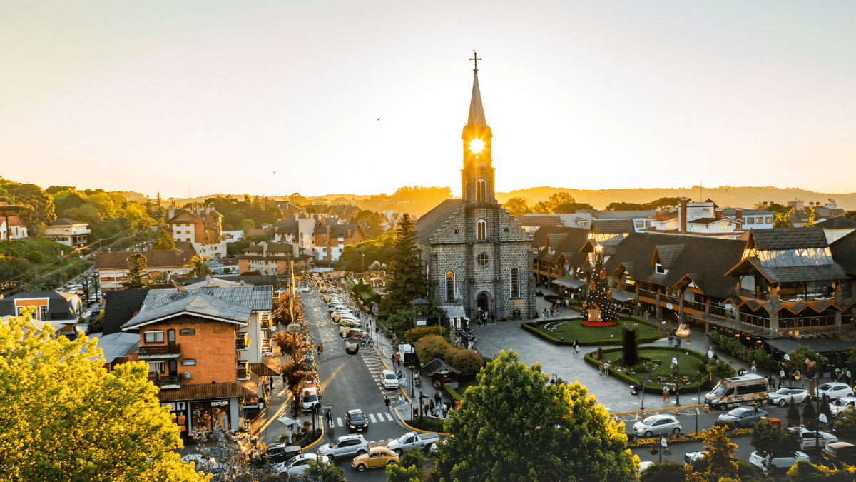 Vista aérea do centro de Gramado, com a Igreja São Pedro ao entardecer