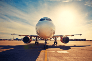 Avião na pista com o sol ao fundo