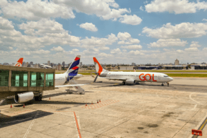 Avião da GOL no aeroporto