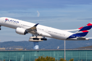 Avião da LATAM Airlines decolando em aeroporto durante operação comercial