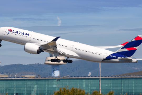 Avião da LATAM Airlines decolando em aeroporto durante operação comercial