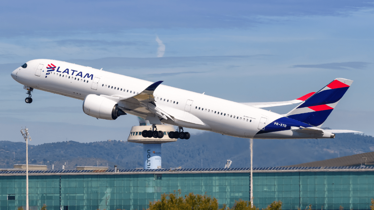 Avião da LATAM Airlines decolando em aeroporto durante operação comercial