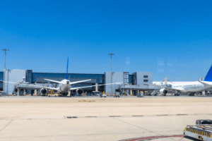Aviões parados no aeroporto
