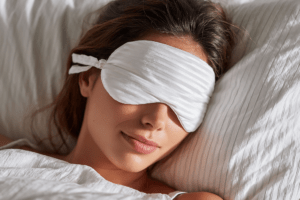 Passageira descansado com venda nos olhos