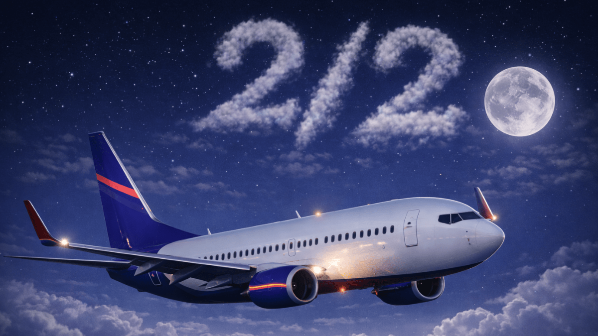 Avião comercial voando à noite