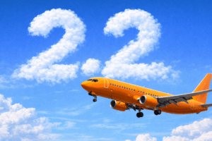 Avião laranja voando em céu azul, com nuvens formando o número 2.2