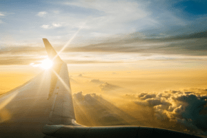 Asa do avião e o brilho do sol