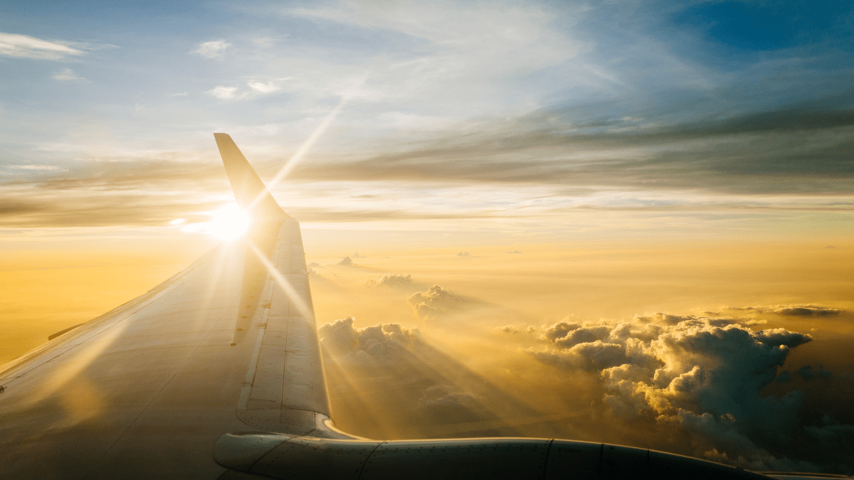 Asa do avião e o brilho do sol