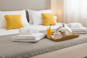 Cama de hotel arrumada