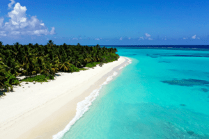 Praia com água azul turquesa
