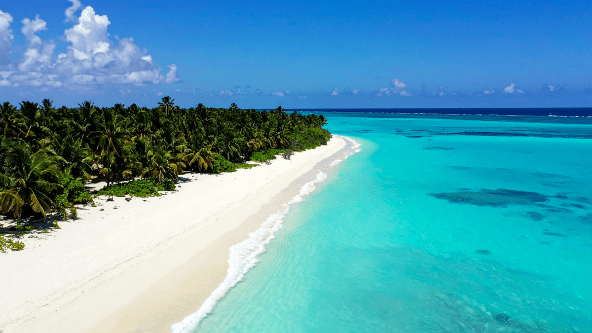 Praia com água azul turquesa