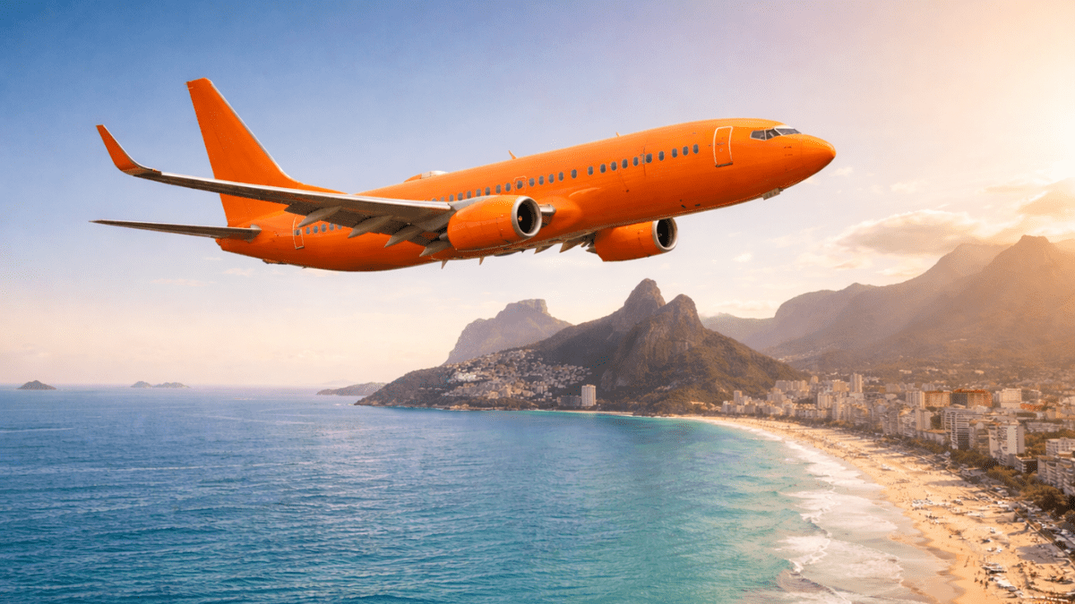 Avião laranja sobrevoando o RJ