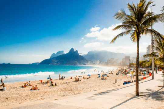 Praia em um dia de sol no Rio de Janeiro