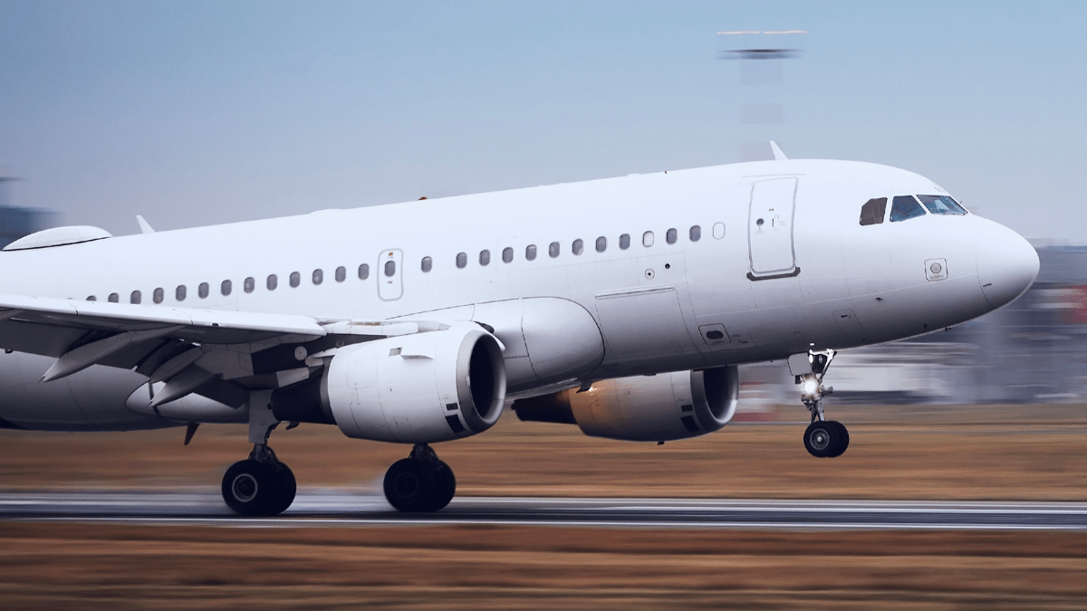 Avião tomando velocidade para decolar