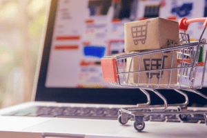 Carrinho de compras e um notebook