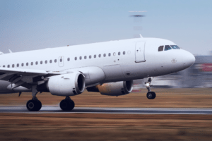 Avião branco decolando