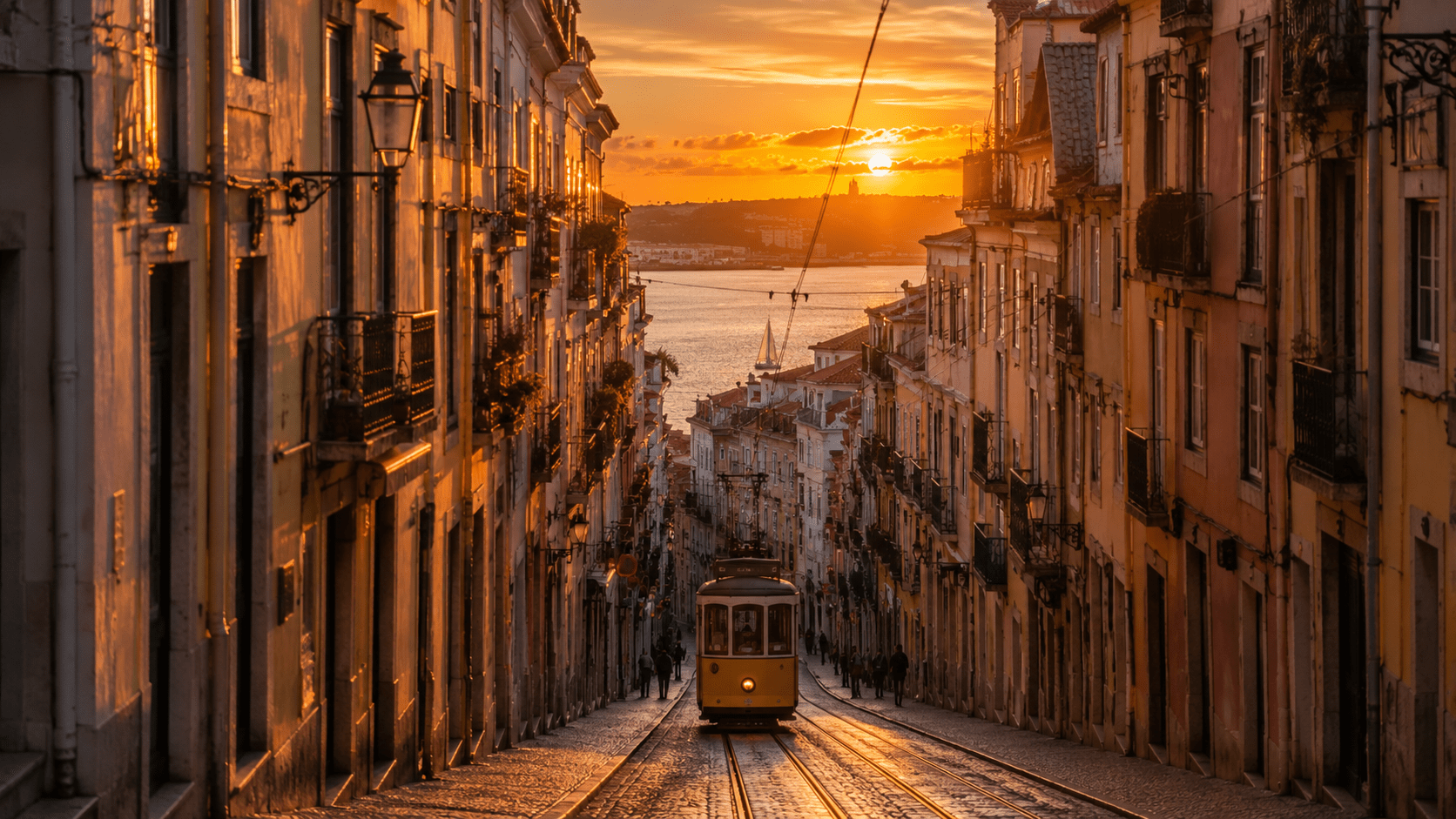 Rua europeia iluminada pelo pôr do sol com bonde amarelo descendo em direção ao rio entre prédios históricos.