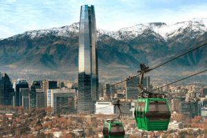 Prédios, teleférico e a Cordilheira dos Andes em Santiago no Chile