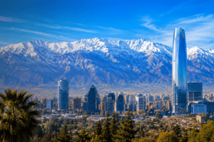 Santiago no Chile com neve na Cordilheira dos Andes
