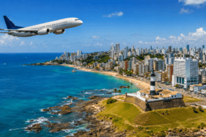 Avião sobrevoando a cidade de Salvador na Bahia