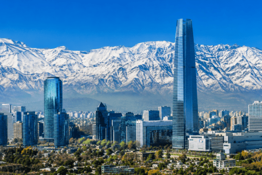 Cidade de Santiago no Chile com a Cordilheira dos Andes ao fundo