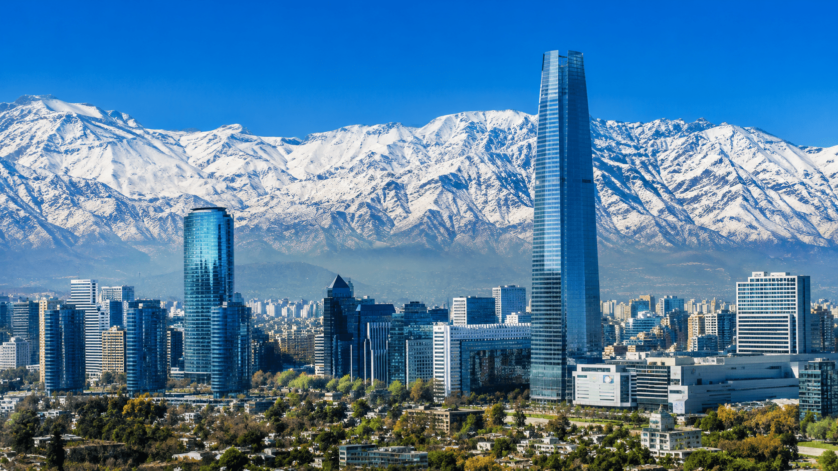 Cidade de Santiago no Chile com a Cordilheira dos Andes ao fundo