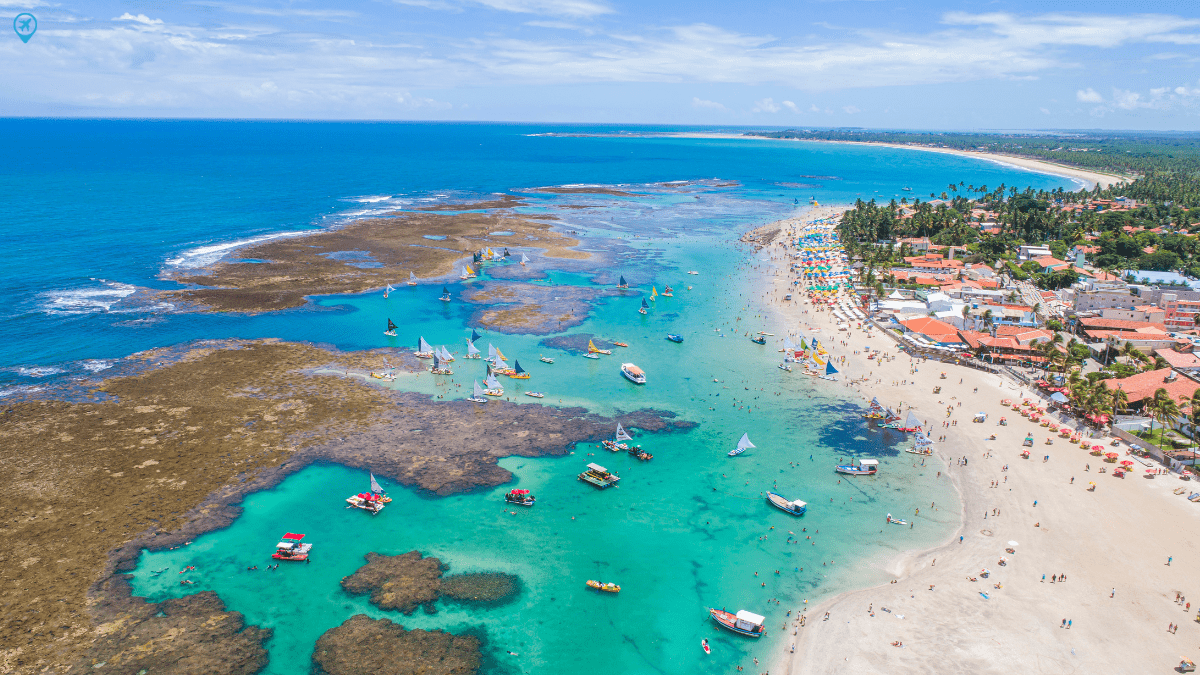 Praia em dia de sol em Porto de Galinhas