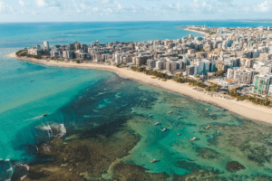 Vista aérea de uma praia em Maceió