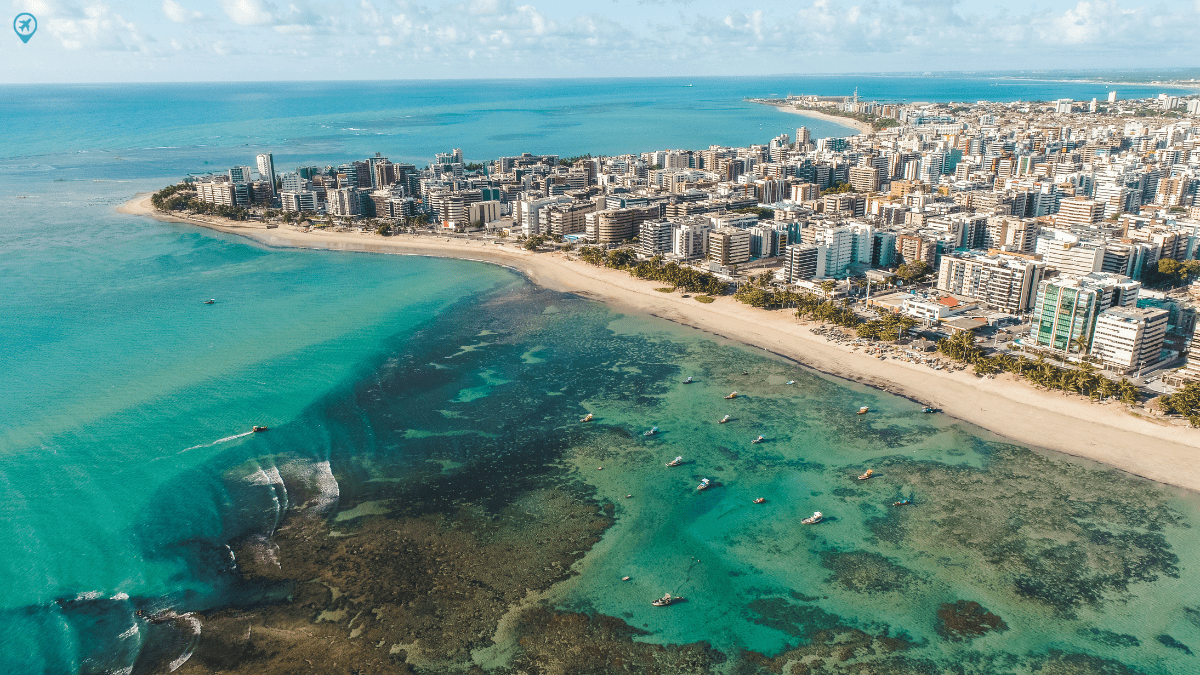 Vista aérea de uma praia em Maceió
